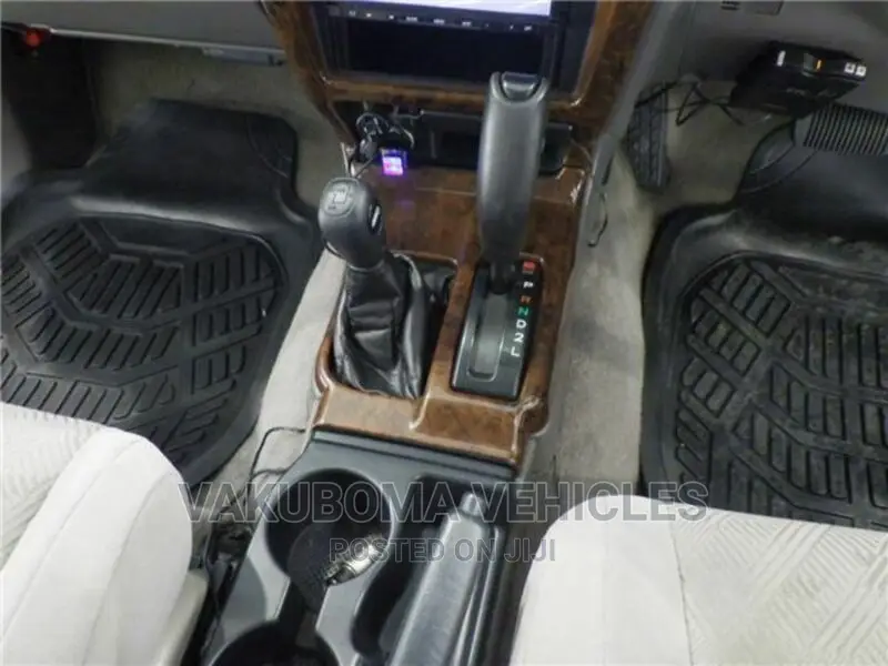 Toyota Hilux Surf 2000 Gray