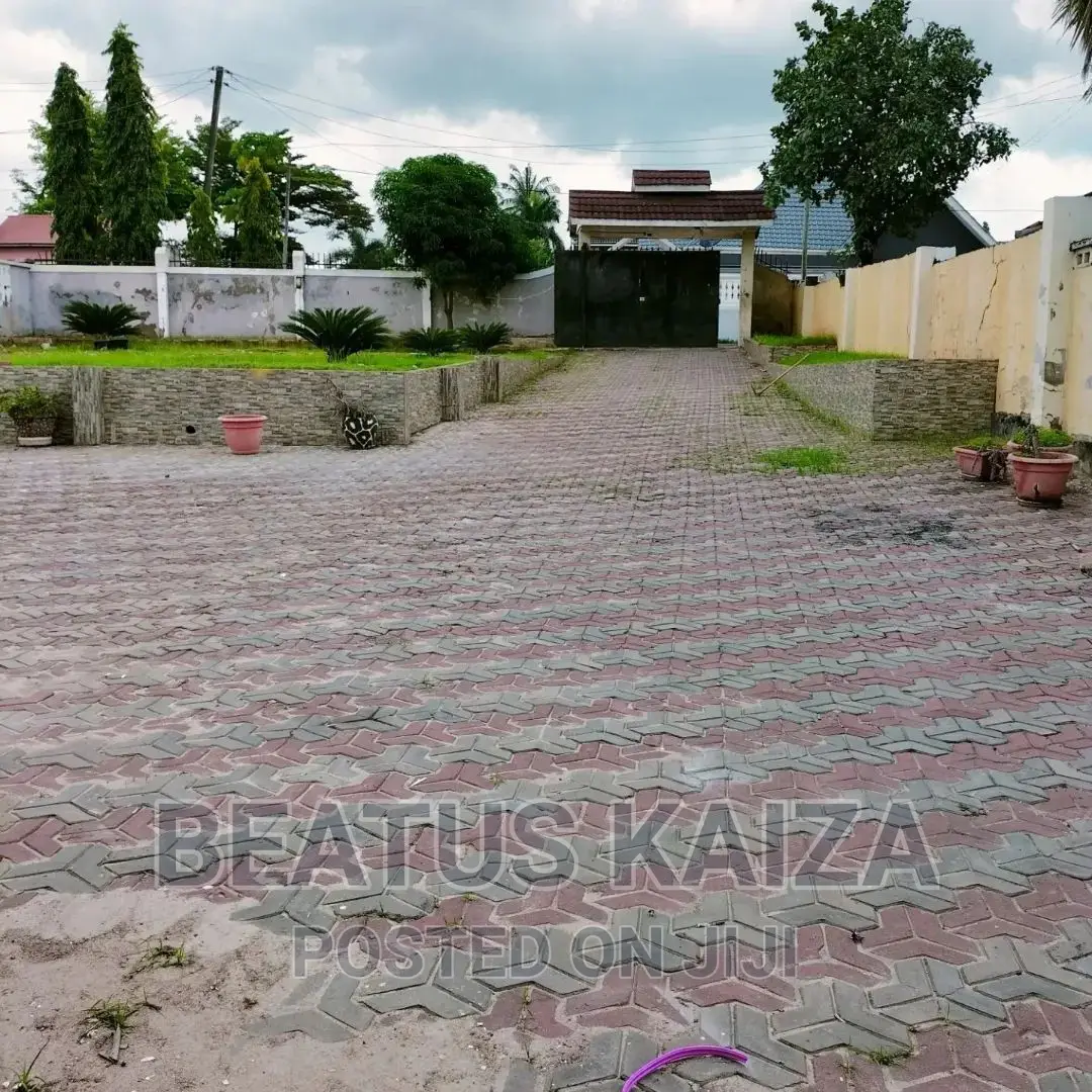 5bdrm Bungalow in Kijitonyama for sale