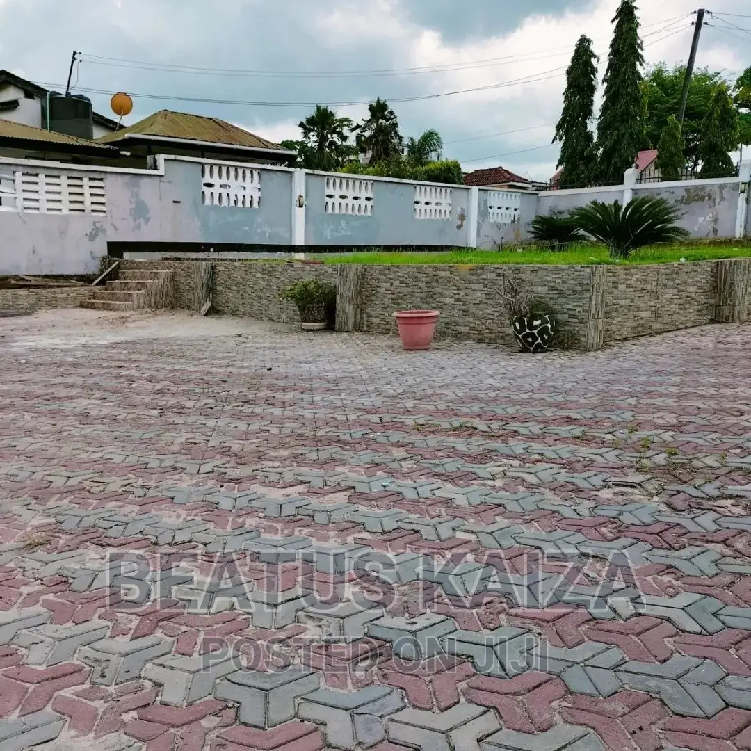 5bdrm Bungalow in Kijitonyama for sale