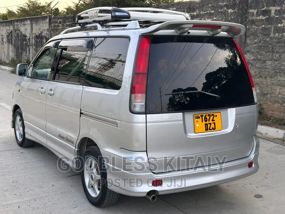 Toyota Noah 2001 Silver