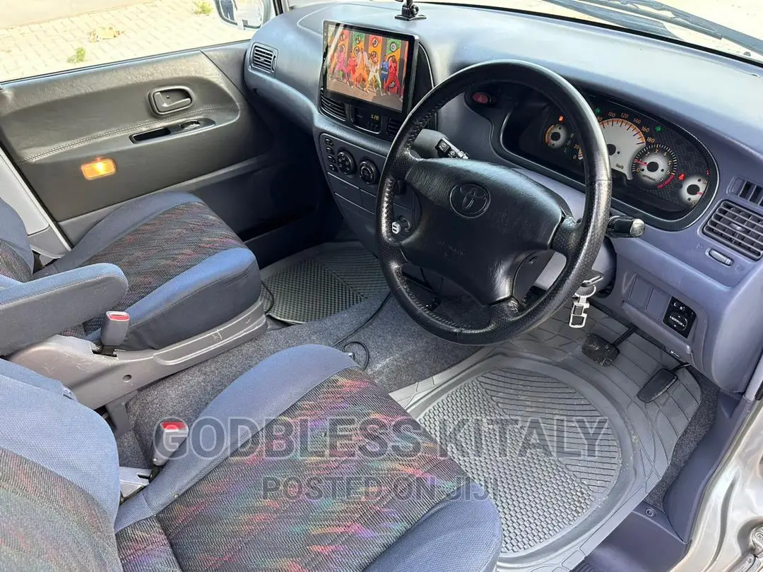 Toyota Noah 2001 Silver