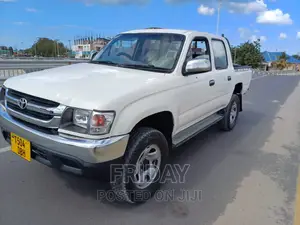 Toyota Hilux 2000 White