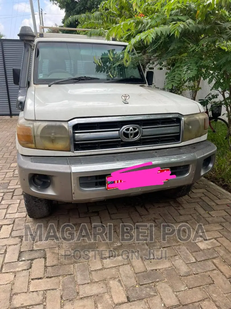 Toyota Land Cruiser 2010 White