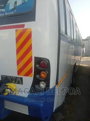Tata Starbus Ultra Skool 2004 White