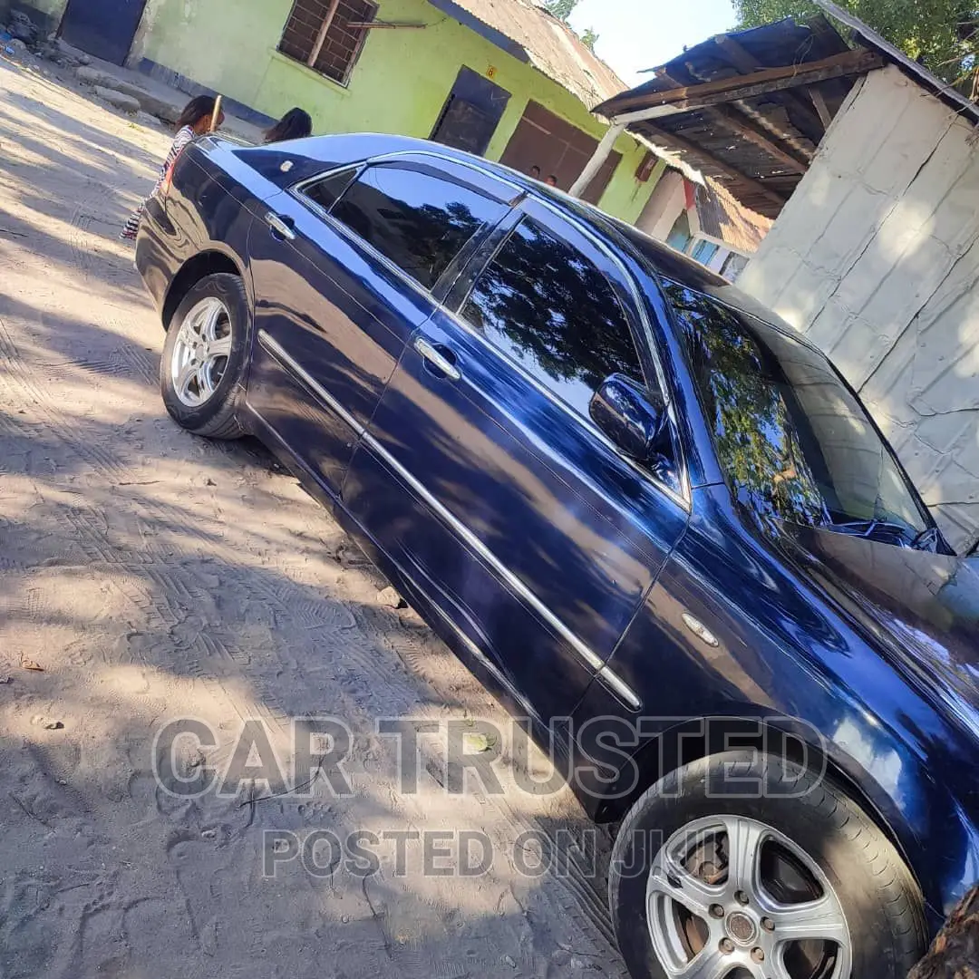 Toyota Crown Royale 2005 Blue