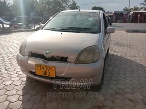 Toyota Vitz 2000 Pink
