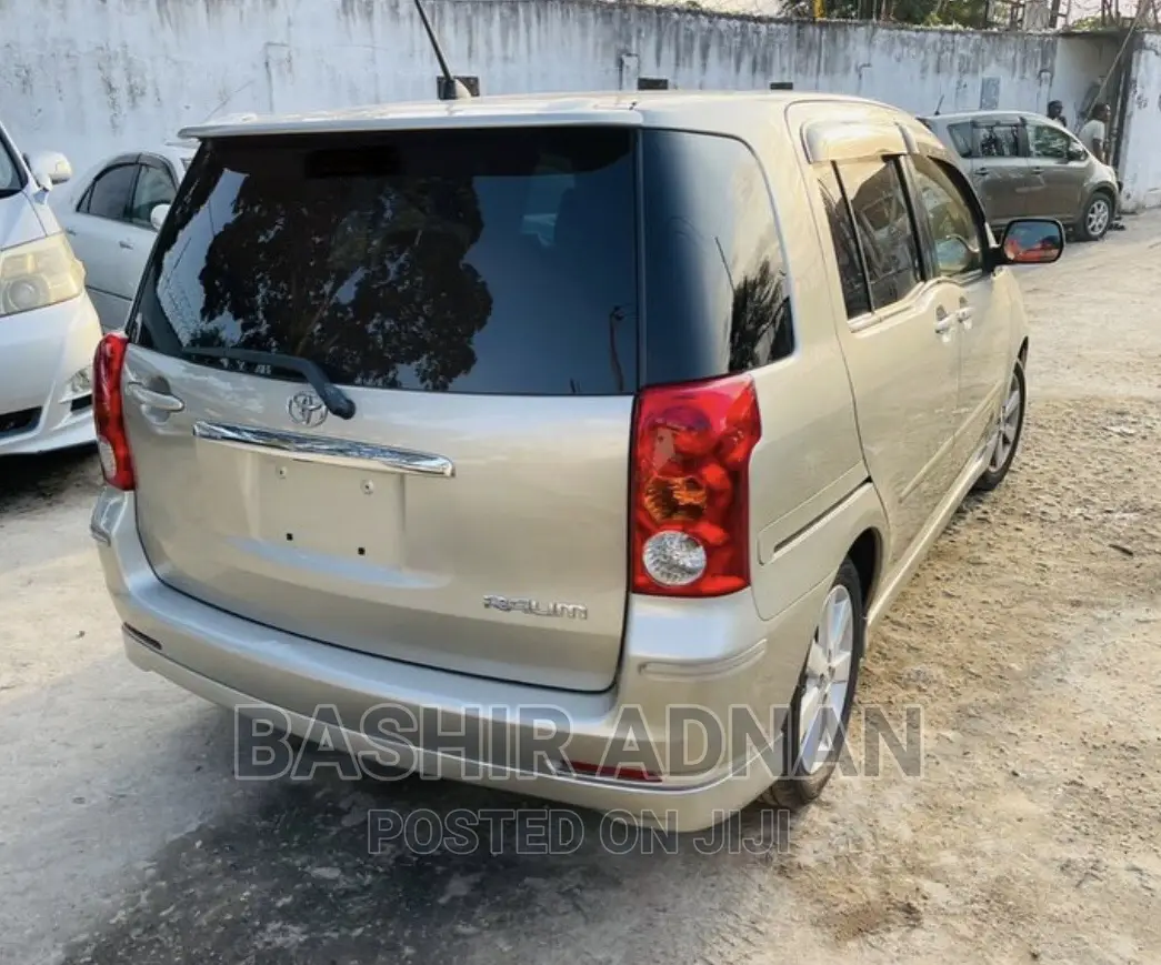 Toyota Raum 2005 Silver