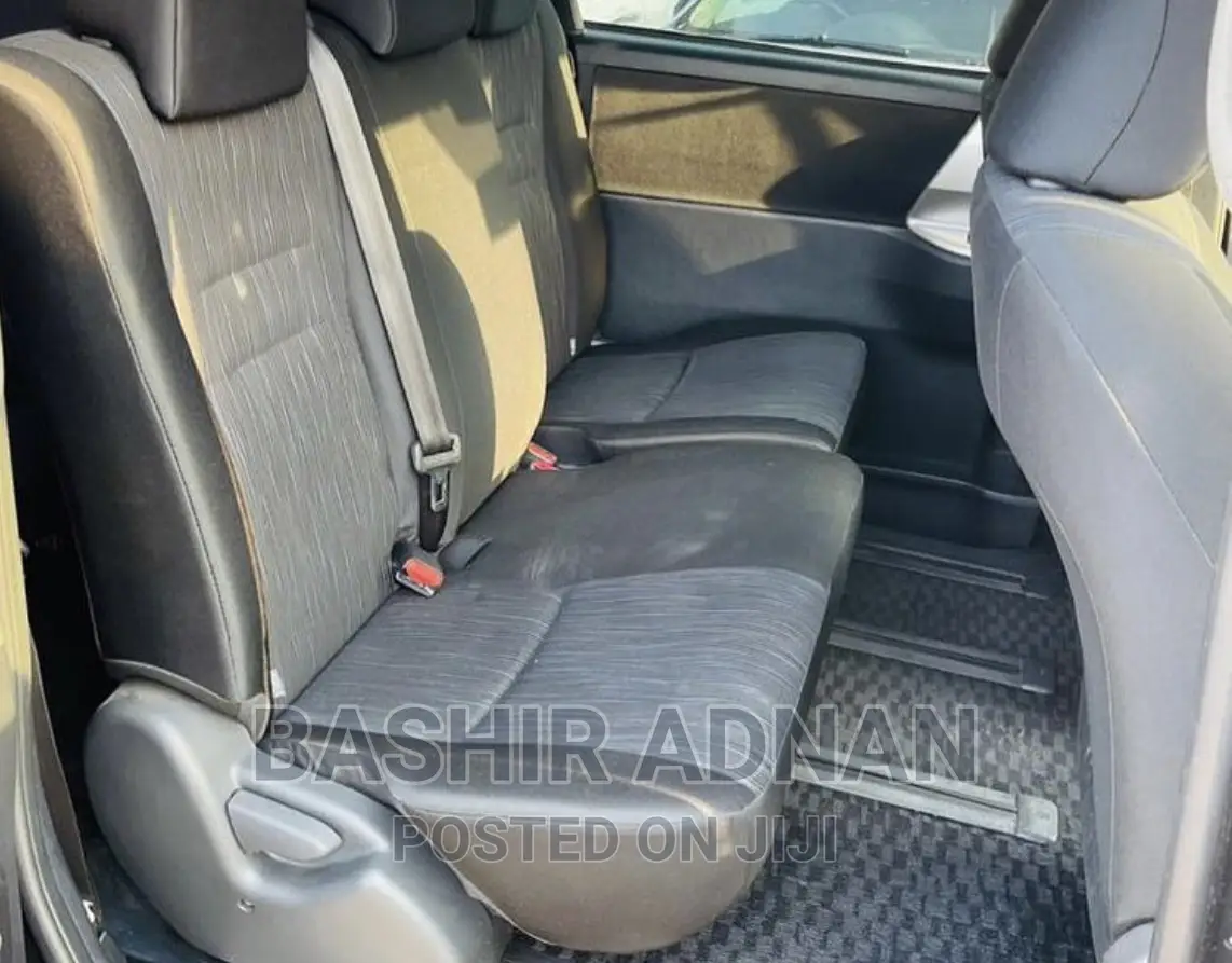 Toyota Noah 2.0 143hp FWD (7 Seater) 2011 Gray