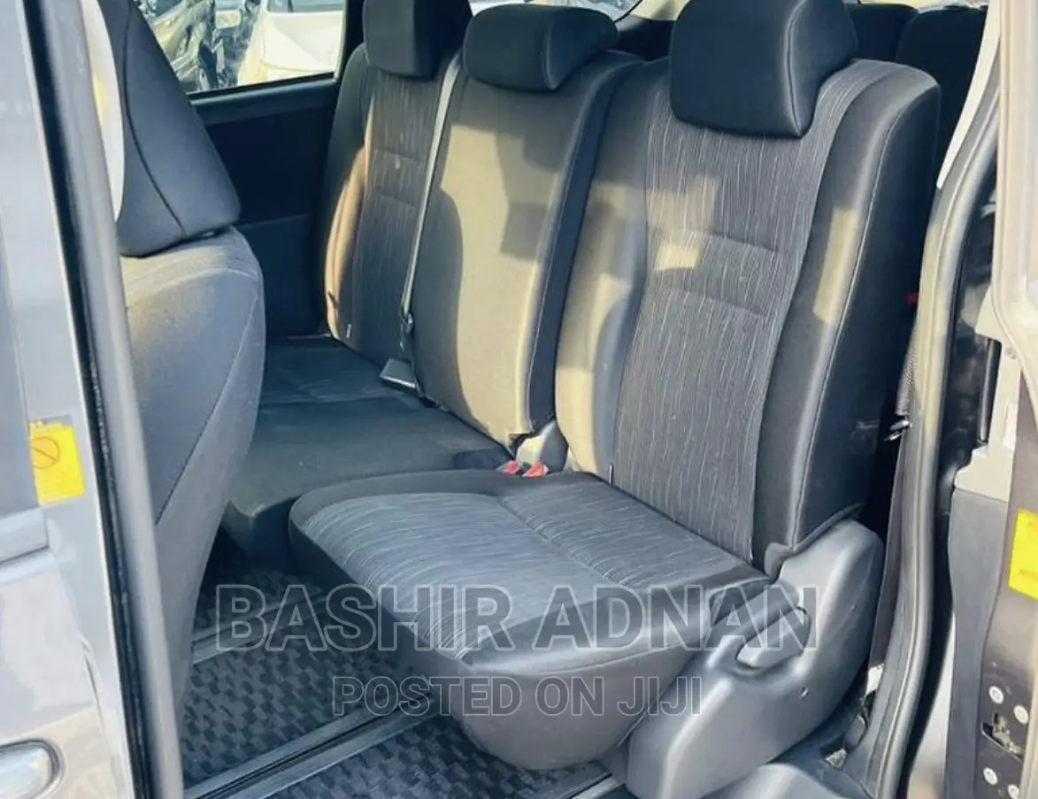 Toyota Noah 2.0 143hp FWD (7 Seater) 2011 Gray