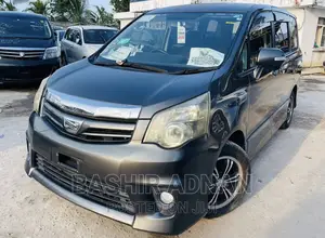 Toyota Noah 2.0 143hp FWD (7 Seater) 2011 Gray
