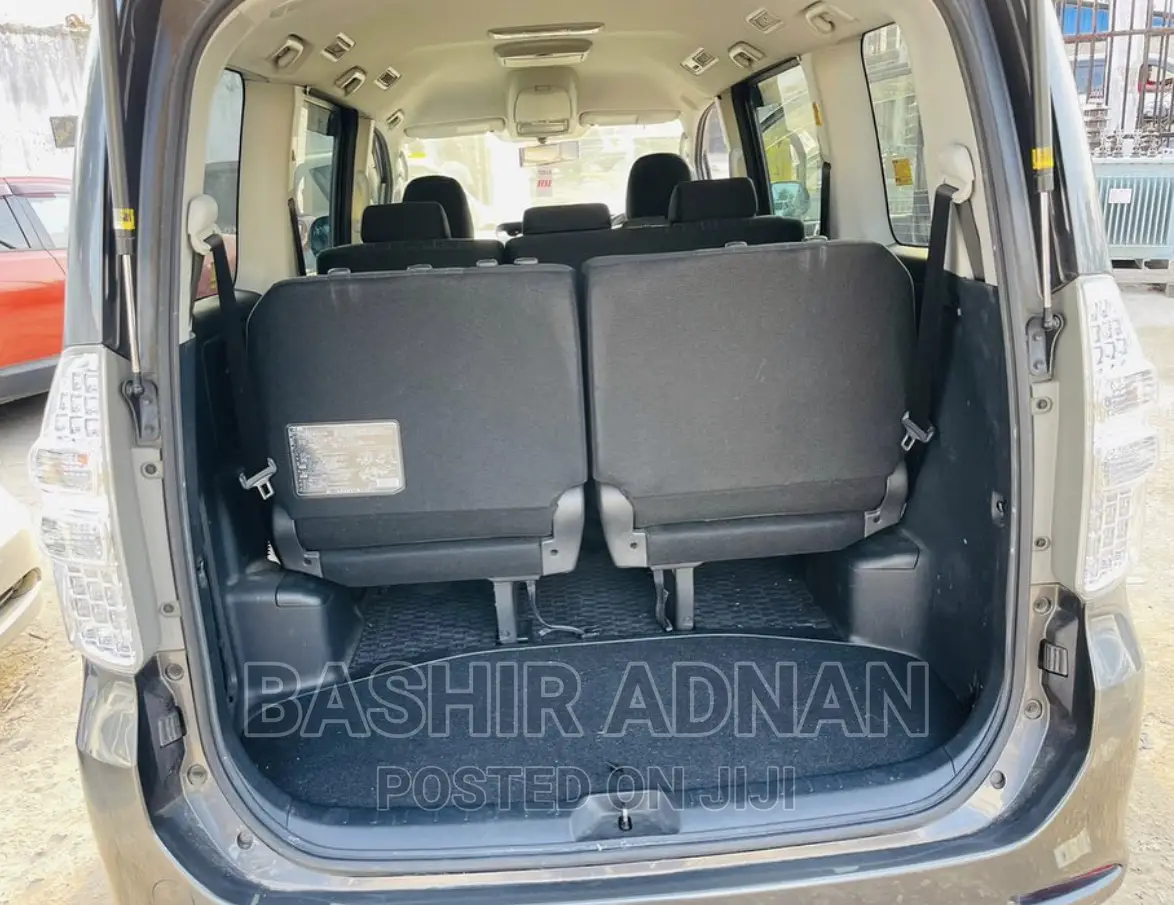 Toyota Noah 2.0 143hp FWD (7 Seater) 2011 Gray