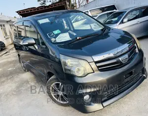 Toyota Noah 2.0 143hp FWD (7 Seater) 2011 Gray