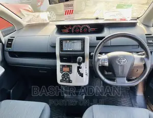 Toyota Noah 2.0 143hp FWD (7 Seater) 2011 Gray