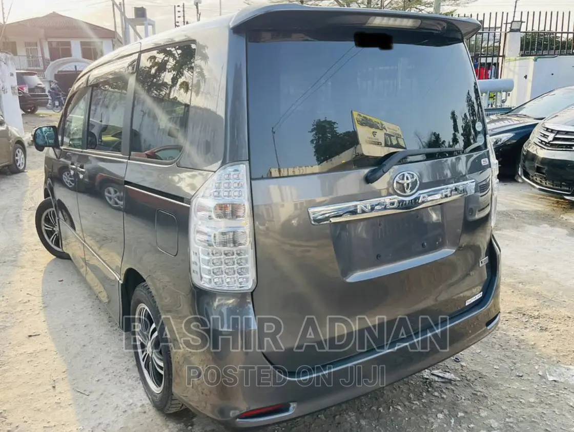 Toyota Noah 2.0 143hp FWD (7 Seater) 2011 Gray