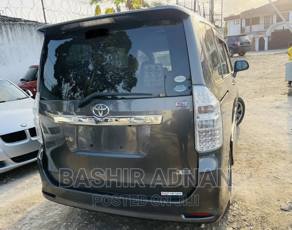 Toyota Noah 2.0 143hp FWD (7 Seater) 2011 Gray