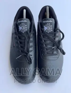 Reeboks Sneakers Black