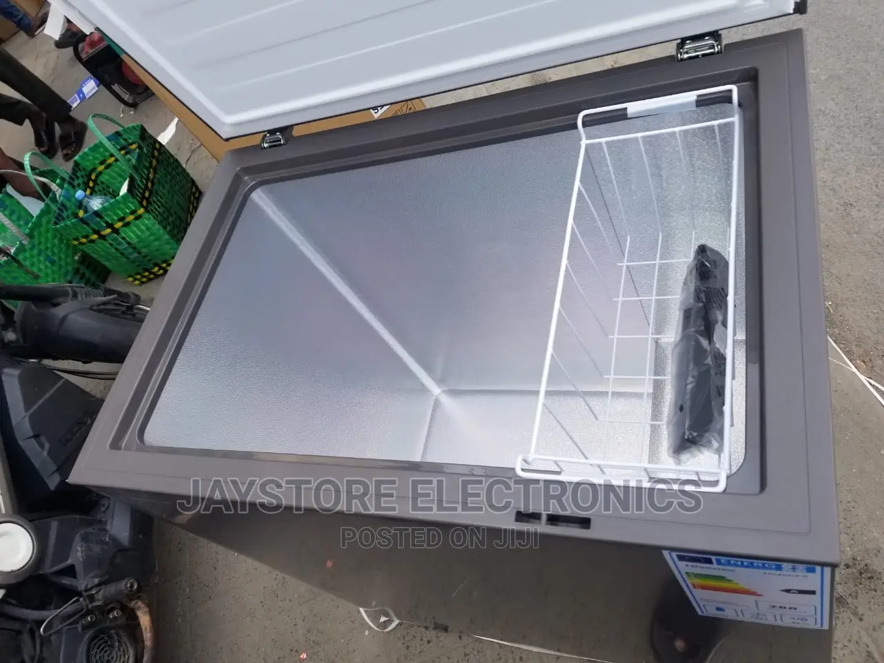H245CFS Net Capacity 198 Liters (Silver)