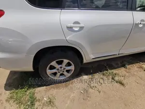 Toyota Vanguard 2010 White