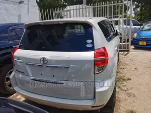 Toyota Vanguard 2010 White