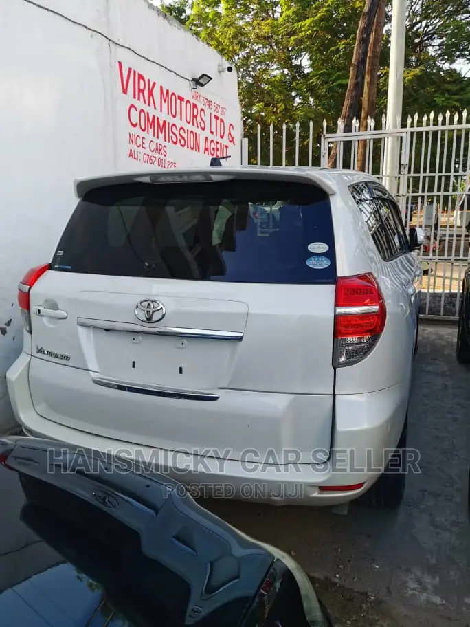 Toyota Vanguard 2010 White