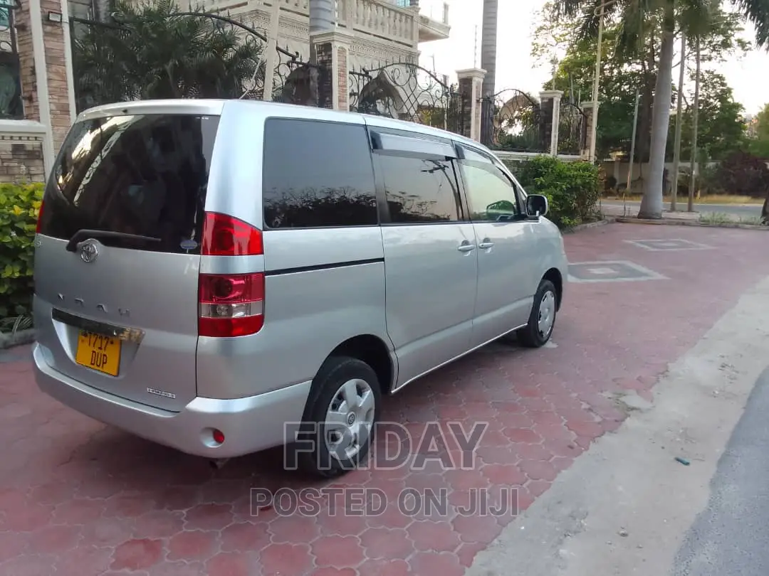 Toyota Noah 2.0 AWD (8 Seater) 2004 Silver