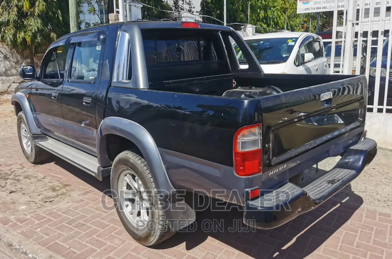 Toyota Hilux 2001 Black