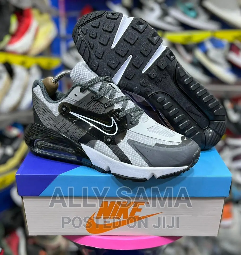 NIKE Sneakers