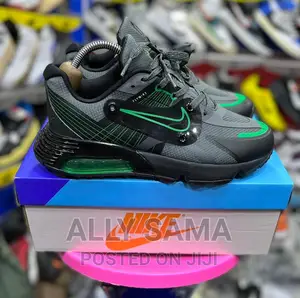 NIKE Sneakers
