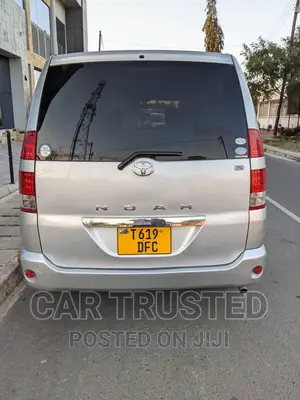 Toyota Noah 2.0 AWD (8 Seater) 2004 Silver