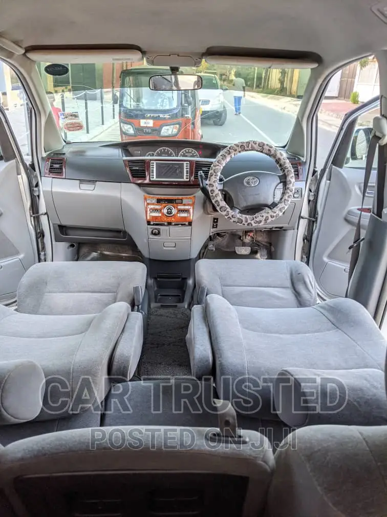 Toyota Noah 2.0 AWD (8 Seater) 2004 Silver
