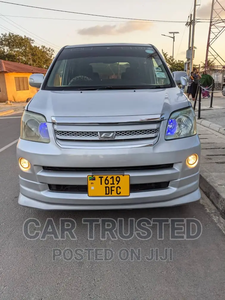 Toyota Noah 2.0 AWD (8 Seater) 2004 Silver