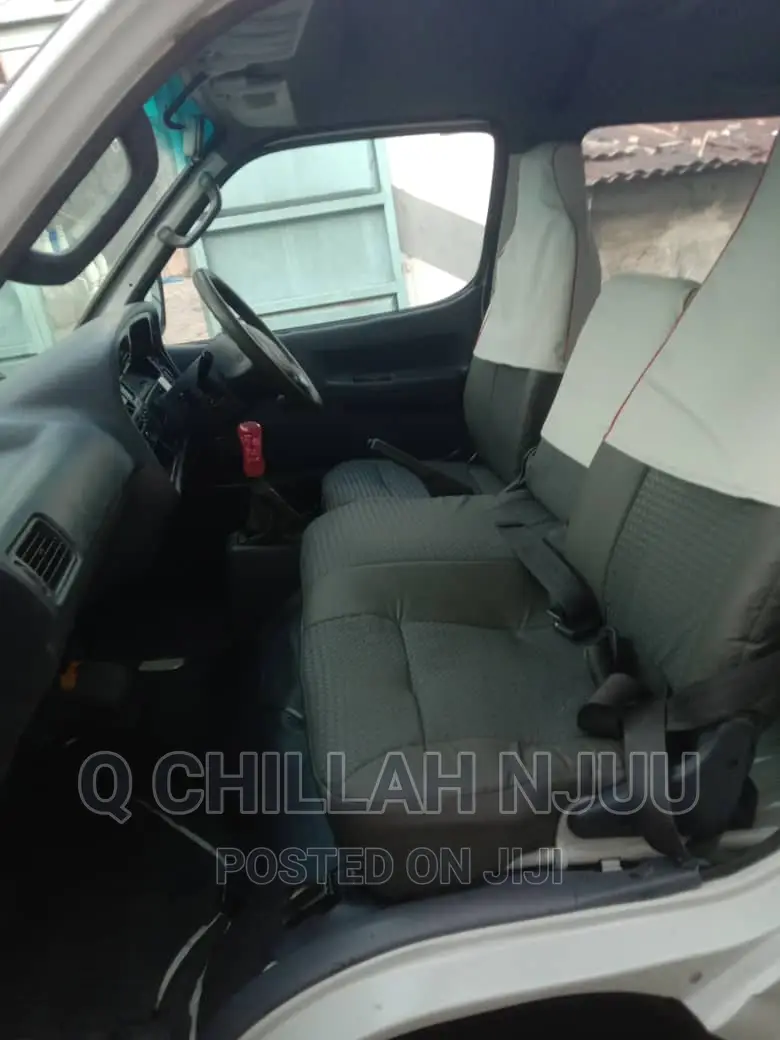Toyota HiAce 2000 White