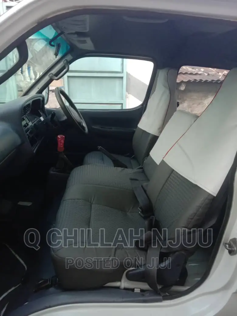 Toyota HiAce 2000 White