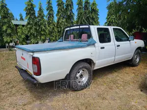 Nissan Hardbody 2000 White