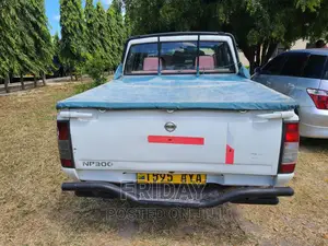 Nissan Hardbody 2000 White