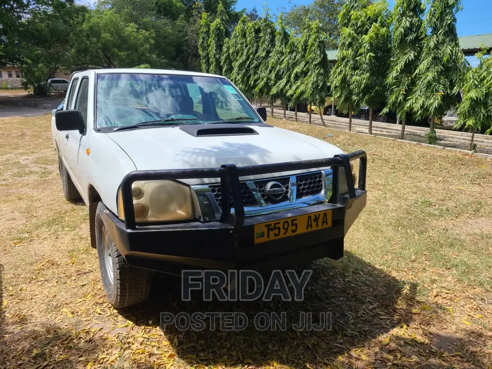 Nissan Hardbody 2000 White