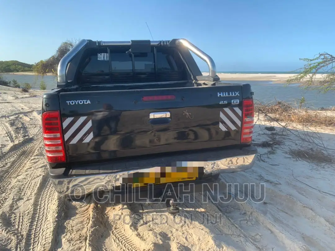 Toyota Hilux 2000 Black