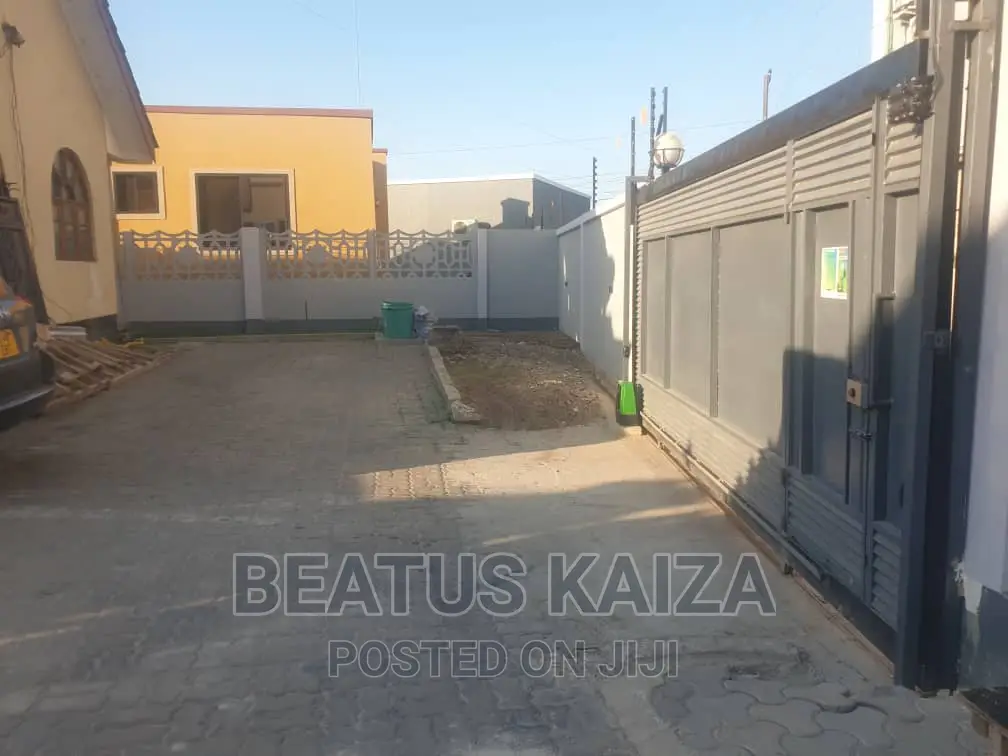3bdrm Apartment in Mikochen Tanesco, Mikocheni for rent