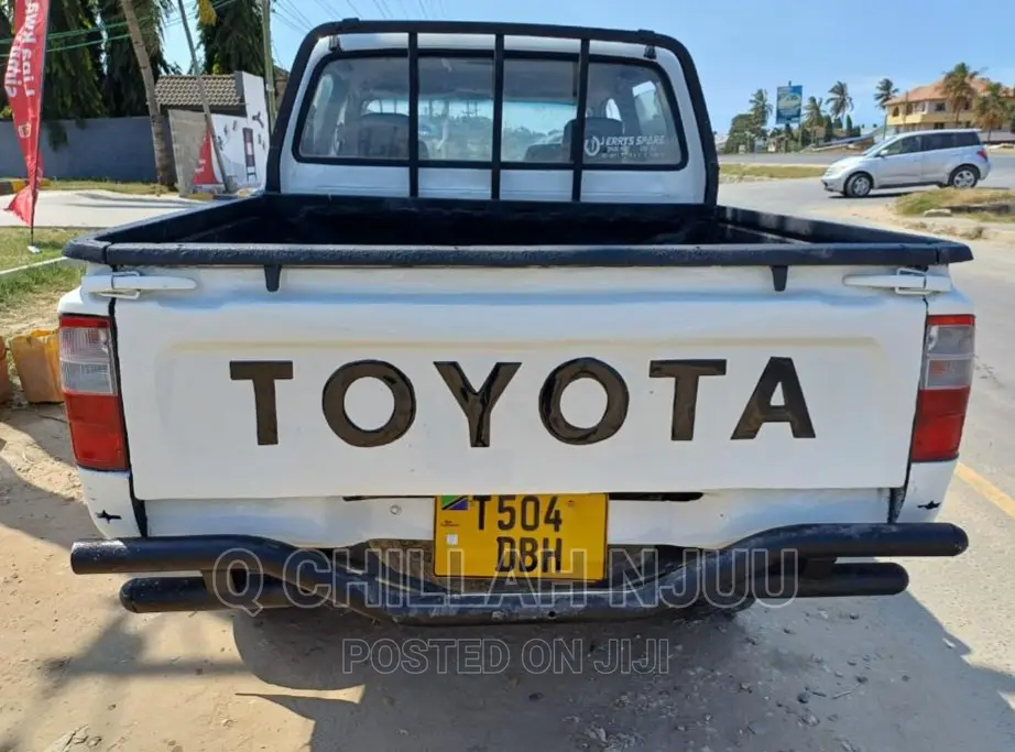 Toyota Hilux 2000 White