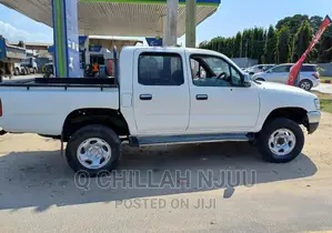 Toyota Hilux 2000 White