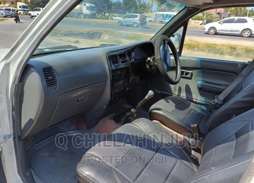 Toyota Hilux 2000 White