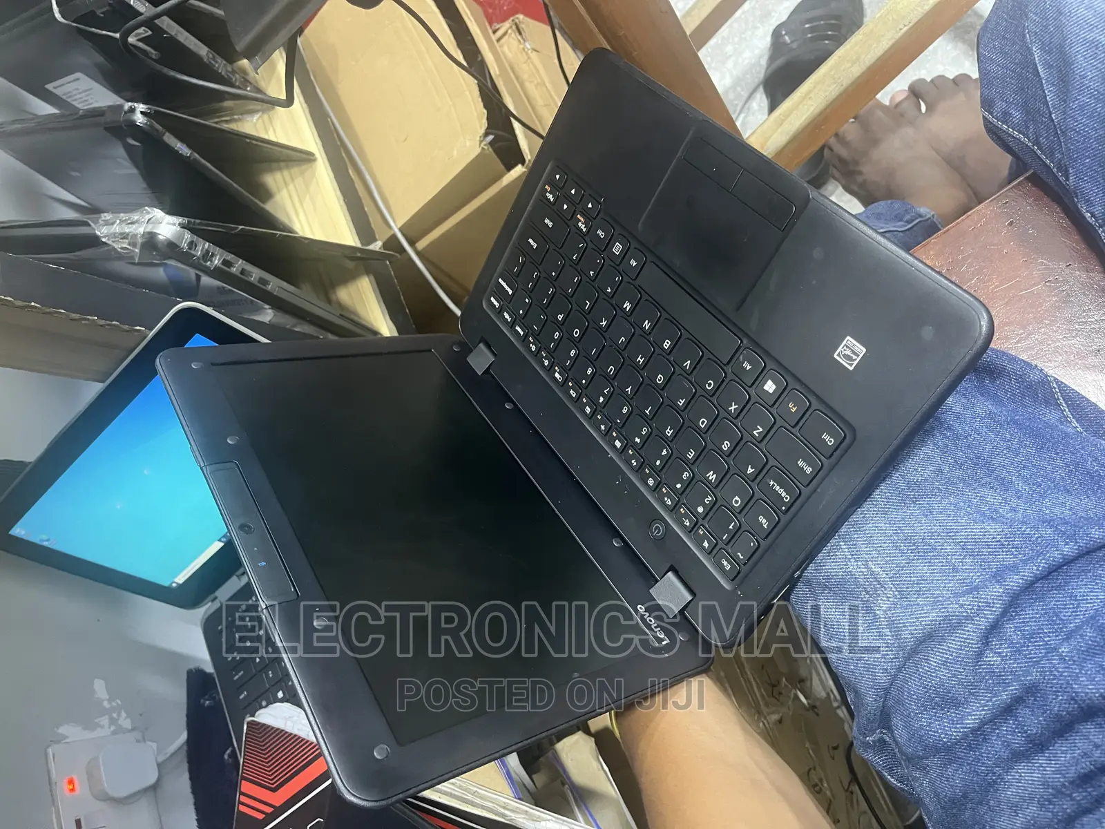 Laptop Lenovo 300e 4GB Intel SSD 128GB