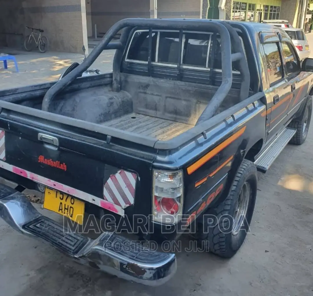 Toyota Hilux 2001 Black