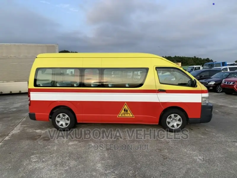 Toyota HiAce 2010 Yellow