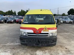 Toyota HiAce 2010 Yellow