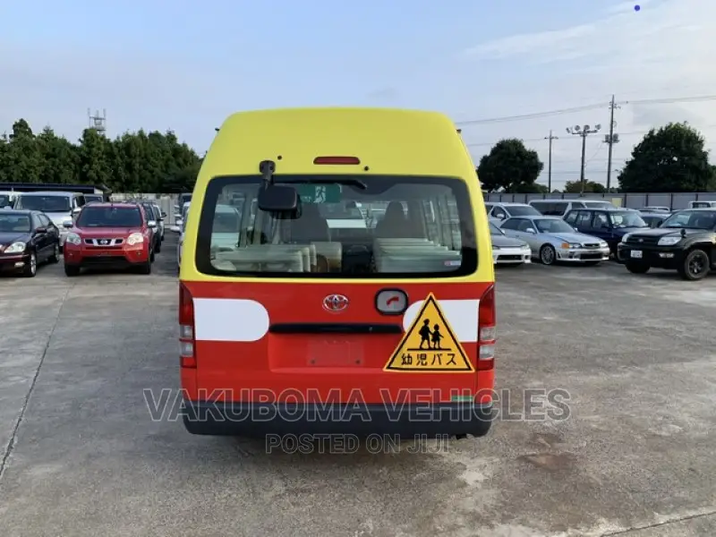 Toyota HiAce 2010 Yellow
