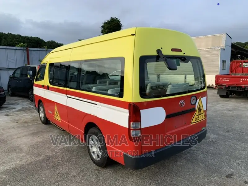 Toyota HiAce 2010 Yellow