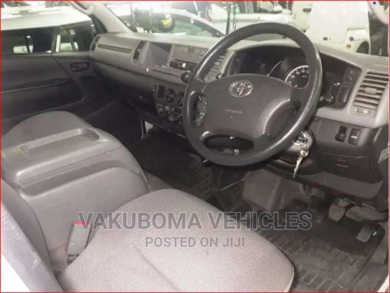 Toyota HiAce 2010 Yellow
