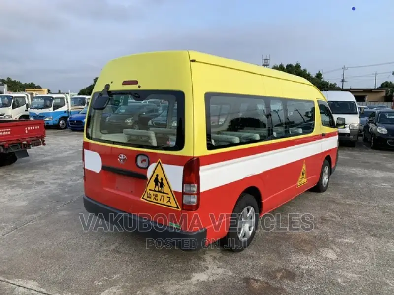 Toyota HiAce 2010 Yellow