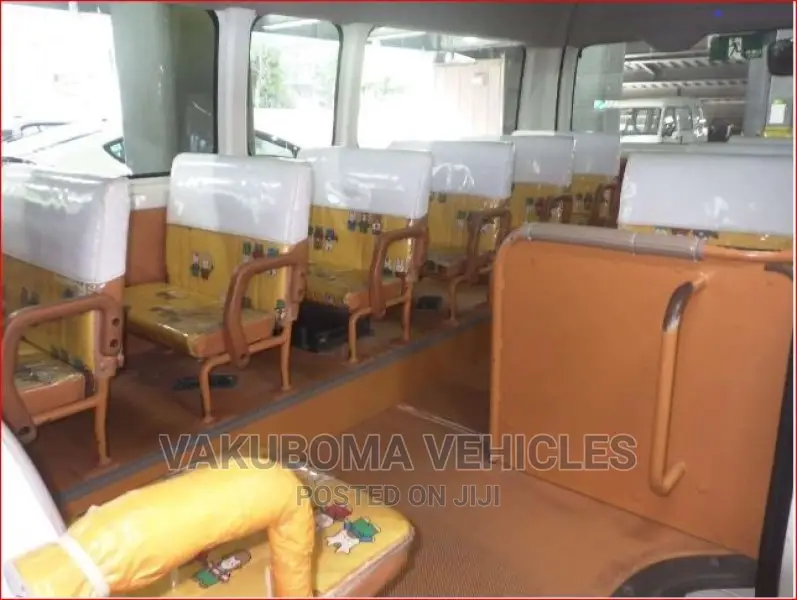 Toyota HiAce 2010 Yellow